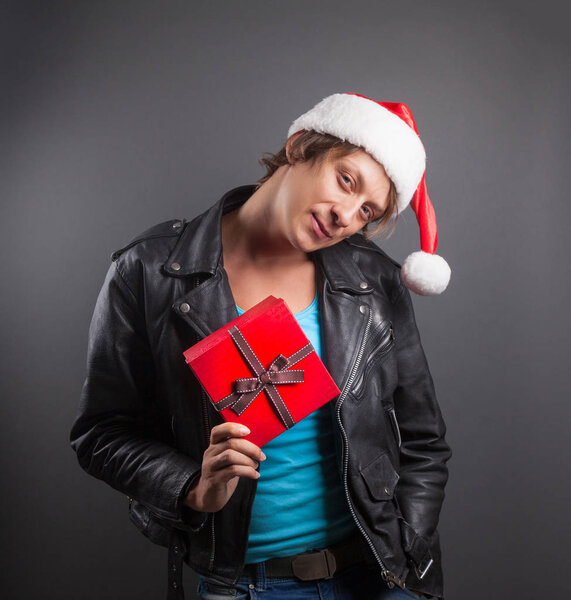  Человек в шляпе Санта-Клауса и подарке
