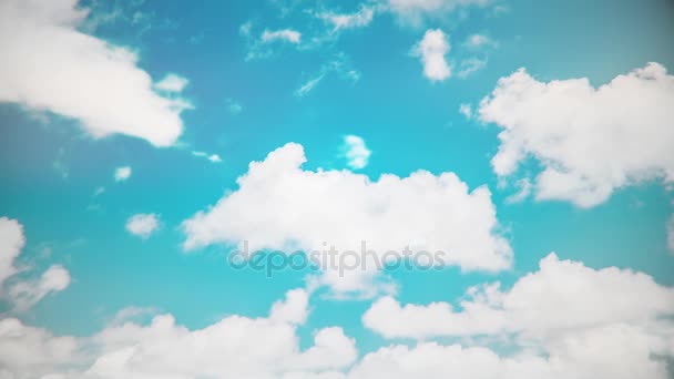 Σύννεφα πάνω από τον γαλάζιο ουρανό — Αρχείο Βίντεο
