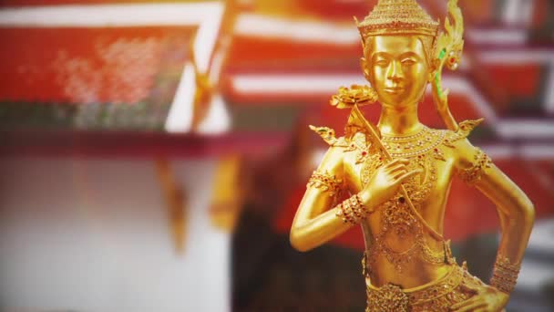 Золоті kinnara статуя — стокове відео