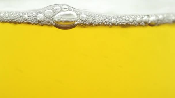 Пиво наливают в стекло — стоковое видео