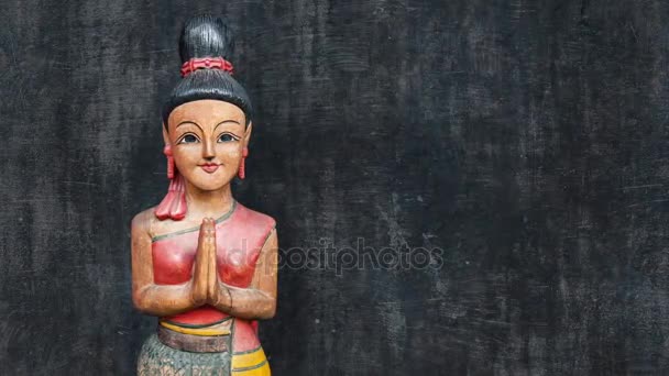 Статуя с традиционным тайским приветствием — стоковое видео