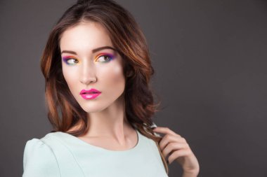 Güzel genç kadın canlı makyaj ile 