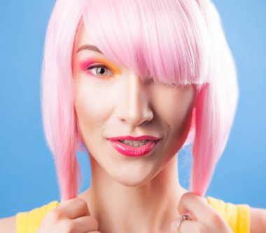 güzel kadın giyiyor pembe peruk 