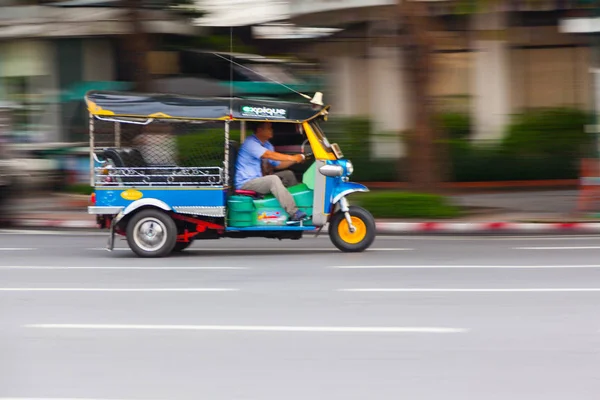 Tuktuk no centro de Bangkok — Fotografia de Stock