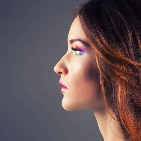 Vacker ung kvinna med levande makeup — Stockfoto