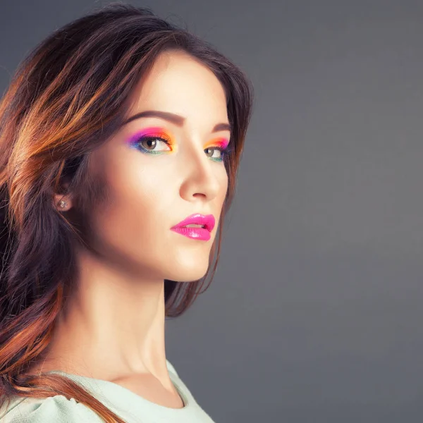 Красивая молодая женщина с ярким макияжем — стоковое фото