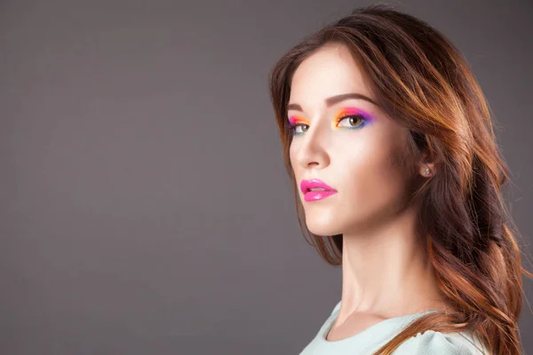 Krásná mladá žena s živými make-up — Stock fotografie