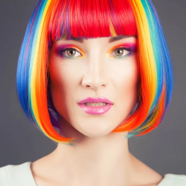 Bela mulher vestindo peruca colorida — Fotografia de Stock