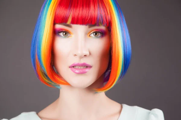 Hermosa mujer vistiendo colorido peluca —  Fotos de Stock