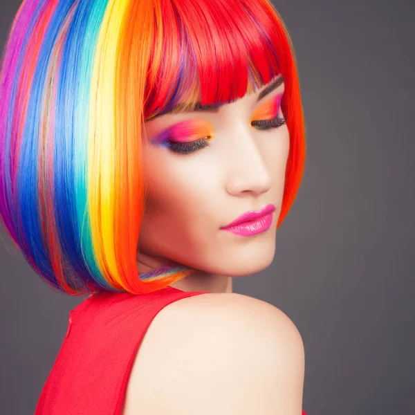 Hermosa mujer vistiendo colorido peluca — Foto de Stock