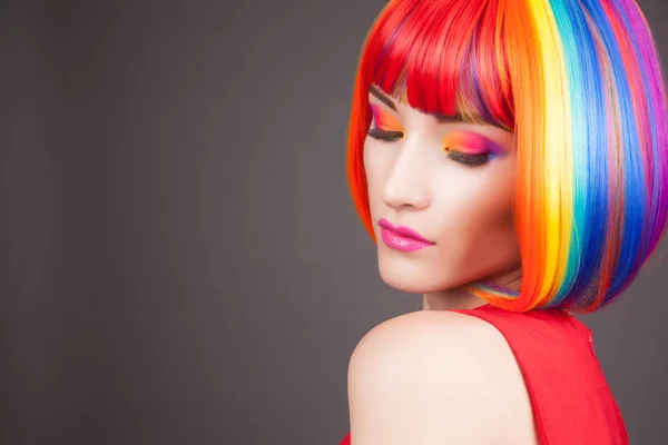 Hermosa mujer vistiendo colorido peluca —  Fotos de Stock