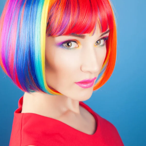 Hermosa mujer vistiendo colorido peluca — Foto de Stock