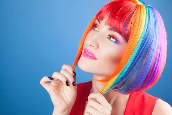 Hermosa mujer vistiendo colorido peluca —  Fotos de Stock