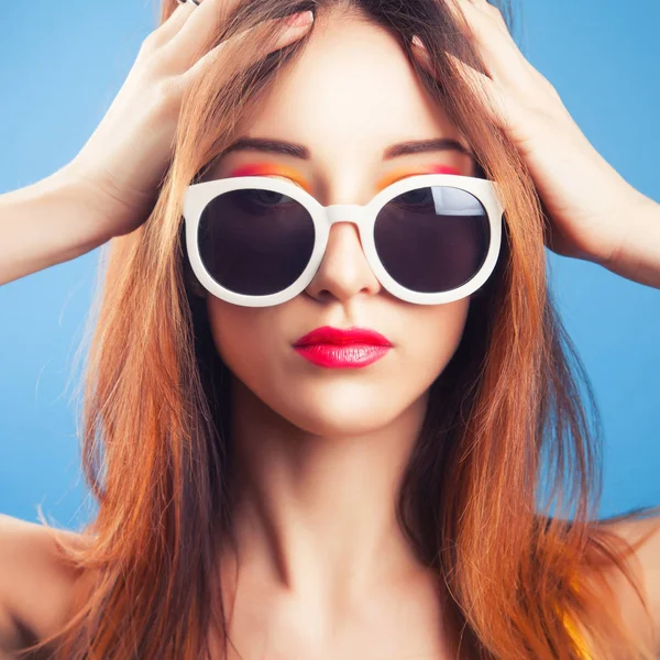 Vacker ung flicka bära solglasögon — Stockfoto