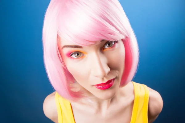 美丽的女人穿着粉红色的假发 — 图库照片
