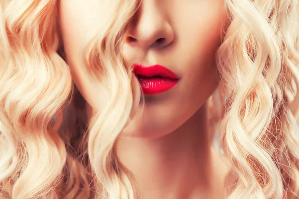 Красивая блондинка — стоковое фото