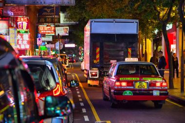 Hong Kong sokaklarında arabalar