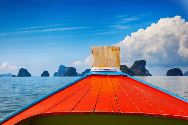 Bootsfahrt zu tropischen Inseln von Phuket aus — Stockfoto