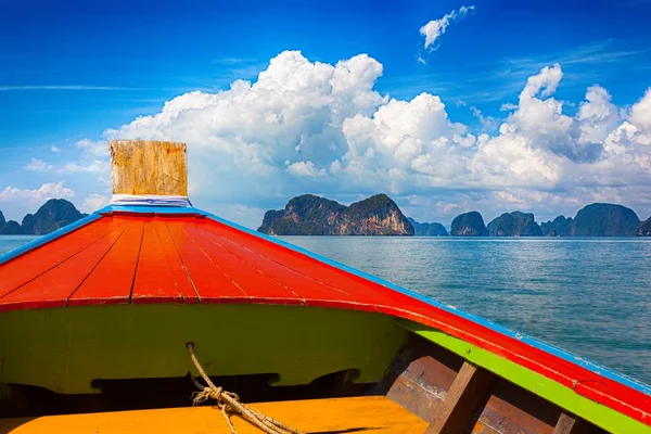 Bootsfahrt zu tropischen Inseln von Phuket aus — Stockfoto