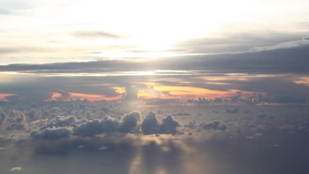 Weiße Wolken fliegen am blauen Himmel — Stockvideo
