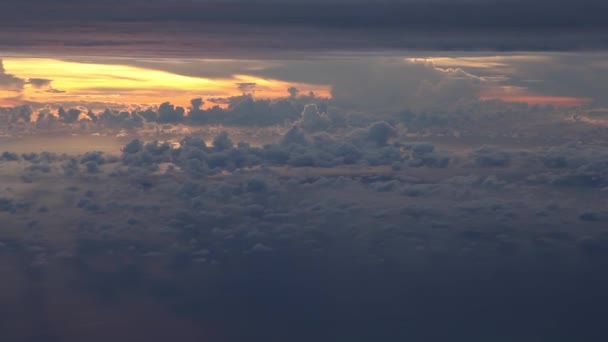 Białe chmury latające na niebie — Wideo stockowe