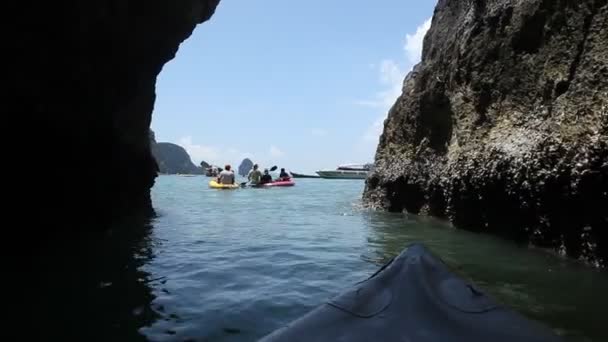 Perahu perjalanan ke pulau tropis — Stok Video
