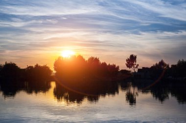 Göl üzerinde güzel gün batımı 
