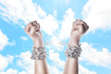 Zincirleri elinde iki 