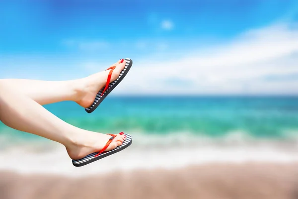 Kobiece nogi na plaży — Zdjęcie stockowe
