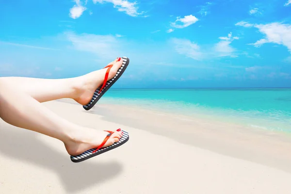 Női lábak a strandon — Stock Fotó
