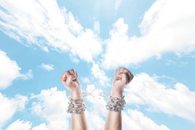 Zincirleri elinde iki 