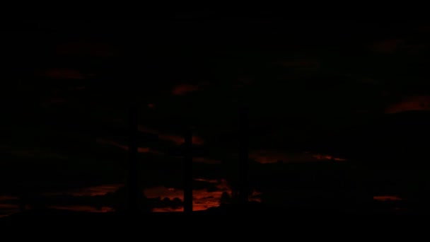 Christliche Kreuze bei Sonnenaufgang — Stockvideo