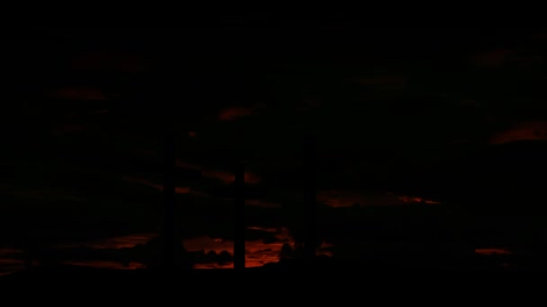 Християнські хрести на сході сонця — стокове відео