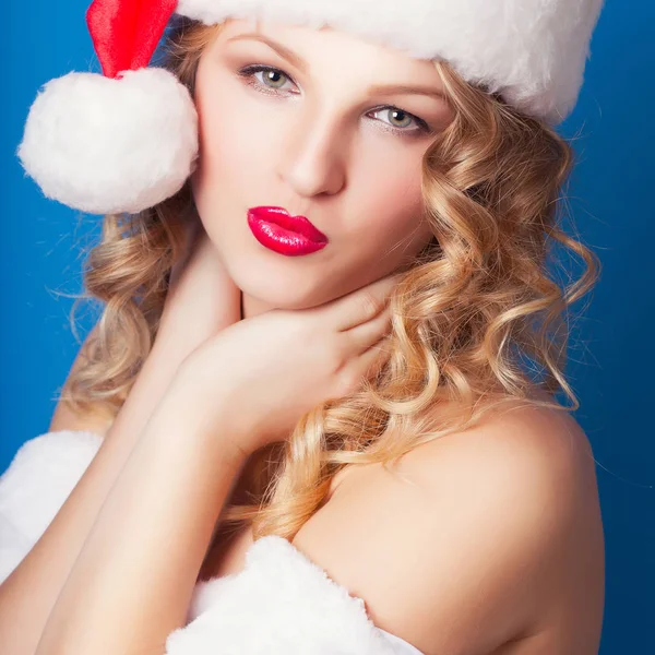 Junge Frau trägt Weihnachtsmann — Stockfoto
