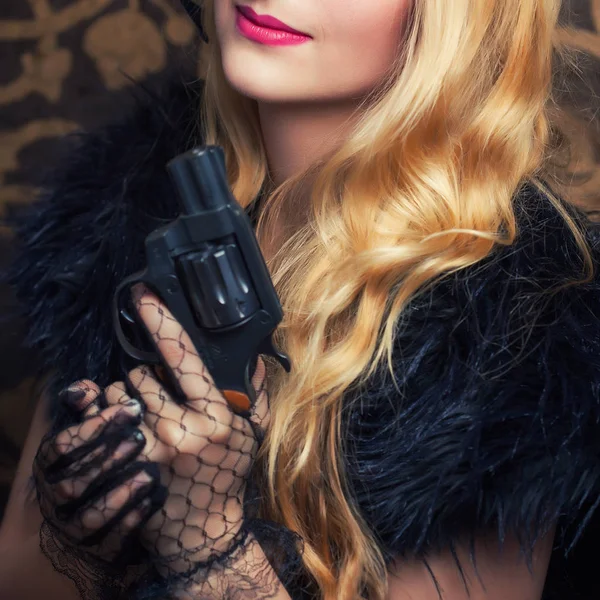 Retro woman holding a revolver — Stock Photo, Image