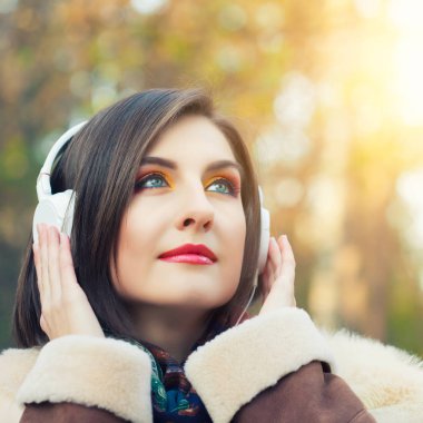 Genç kadın bir müzik keyfi 