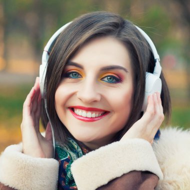 Genç kadın bir müzik keyfi 