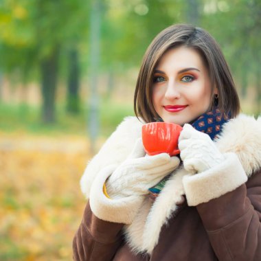 Sonbahar parkında genç bir kadın