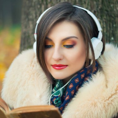 Kadın kitap okuyor.