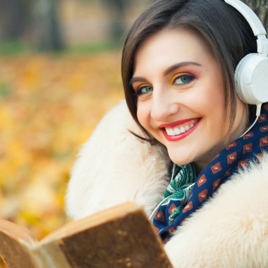 Kadın kitap okuyor.