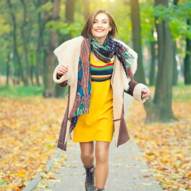 Sonbahar parkında genç bir kadın