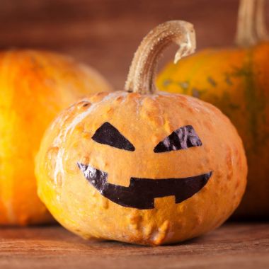 Halloween jack-o-lantern arka plan üzerinde