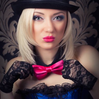  Kadın pembe papyon gösterilen 