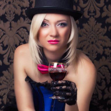 Güzel bir kadın ve bir kadeh kırmızı şarap.