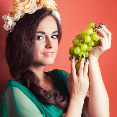 Kadın holding Yeşil üzüm 