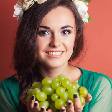 Kadın holding Yeşil üzüm 