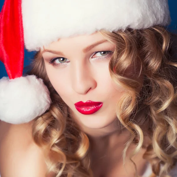 Noel Baba giyen genç kadın — Stok fotoğraf