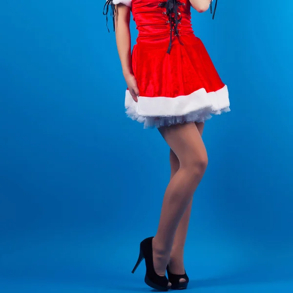Mladá žena nosí Santa Claus — Stock fotografie