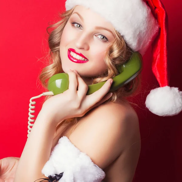 Noel Baba giyen genç kadın