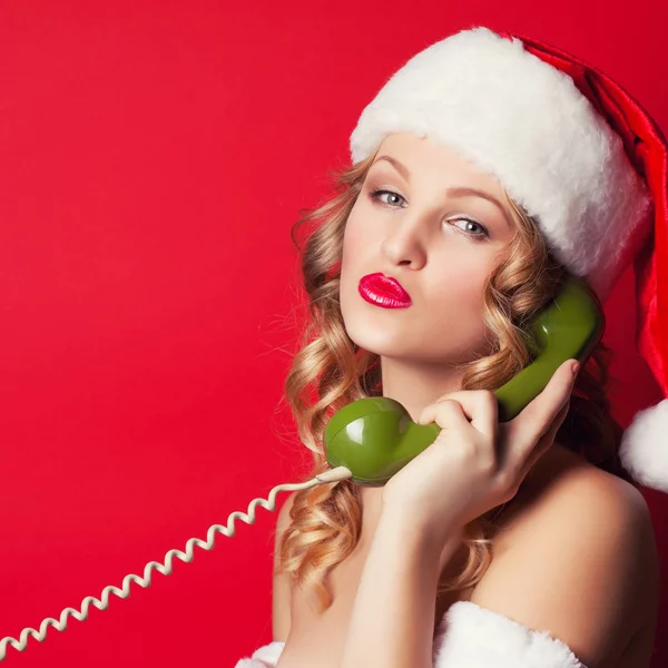 Noel Baba giyen genç kadın